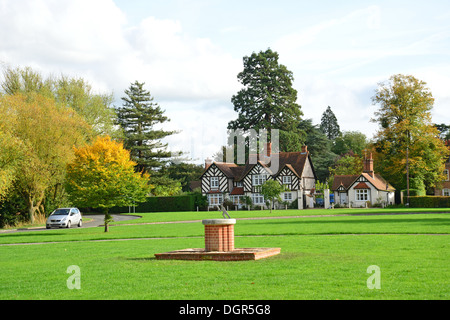 Millennium meridiana sulla Holyport verde, Holyport, Berkshire, Inghilterra, Regno Unito Foto Stock