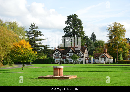 Millennium meridiana sulla Holyport verde, Holyport, Berkshire, Inghilterra, Regno Unito Foto Stock