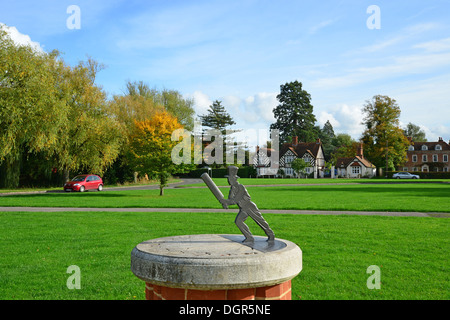 Millennium meridiana sulla Holyport verde, Holyport, Berkshire, Inghilterra, Regno Unito Foto Stock