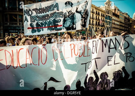 Barcellona, Spagna. Ottobre 24th, 2013: contestatori raccogliere dietro di loro banner durante una dimostrazione contro le misure di austerità e la 'legge Wert' durante tre giorni di istruzione lungo sciopero a Barcellona. © matthi/Alamy Live News Foto Stock