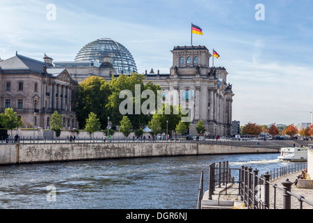 Il palazzo del Reichstag di Berlino - la vecchia e la nuova architettura - colonnato struttura originale e moderna in vetro da Norman Foster dome Foto Stock