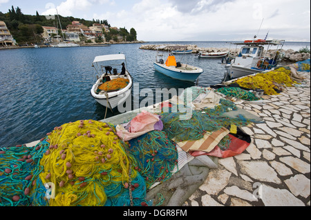 Kassiopi - un villaggio di pescatori sulla costa nord orientale di Corfù al largo delle coste di Albania. Foto Stock