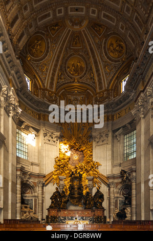 Altare Maggiore, Basilica di San Pietro e il Vaticano, Roma, Italia Foto Stock