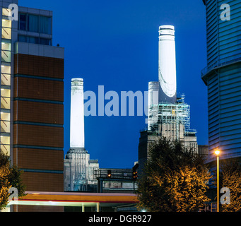 Battersea Power Station e gasometro London REGNO UNITO Foto Stock