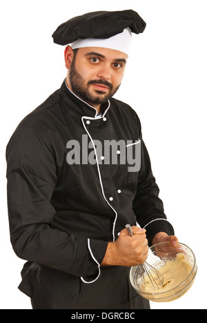 Lo Chef maschio pasta di miscelazione in un recipiente isolato su sfondo bianco Foto Stock