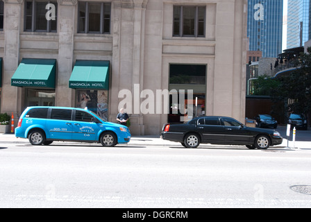 Blu con Taxi e Limousine nera nella parte anteriore di un raffinato hotel in STATI UNITI D'AMERICA Foto Stock