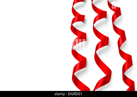 Rosso lucido nastro di raso su sfondo bianco Foto Stock
