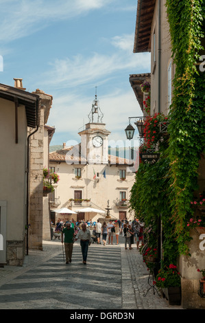 Street verso Piazza Municipio, Pescocostanzo, Abruzzo, Italia Foto Stock