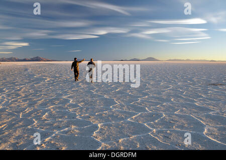 I turisti in piedi sul Salar de Uyuni distesa di sale di Uyuni, Potosi, Bolivia, SUD AMERICA Foto Stock