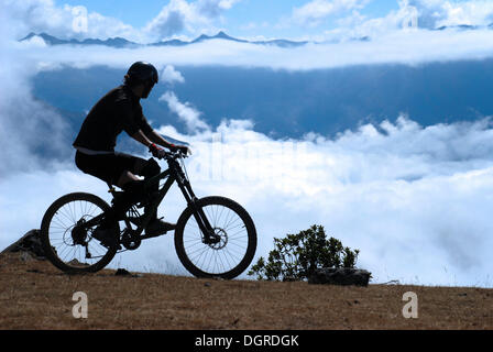 In discesa biker, alta sopra le nuvole, camino de la muerte, morte road, La Paz, Bolivia, SUD AMERICA Foto Stock