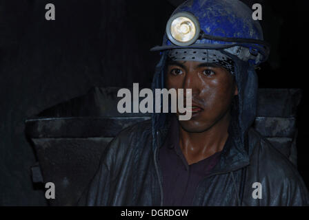 Miner in Cerro Rico, ricco di montagna, Potosi, Bolivia, SUD AMERICA Foto Stock