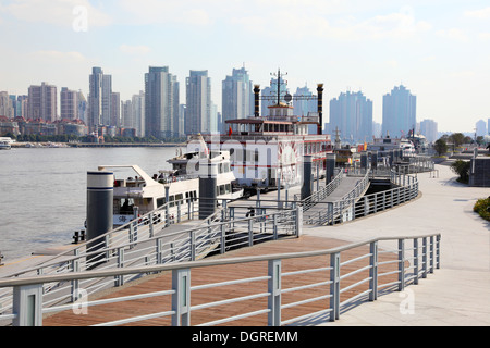 Passeggiata sul fiume Huangpu a Shanghai in Cina Foto Stock