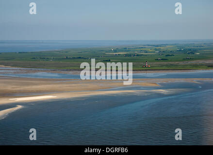 Vista del faro di Westerhever con una spiaggia di sbarramento offshore, una spiaggia di sabbia e l'entroterra della penisola di Eiderstedt, Foto Stock