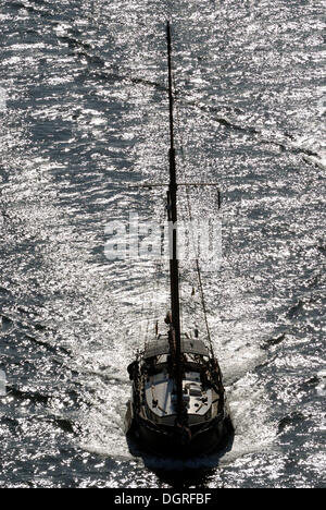 Barca a vela, barca olandese a vela, vista dall'alto, luce posteriore Foto Stock