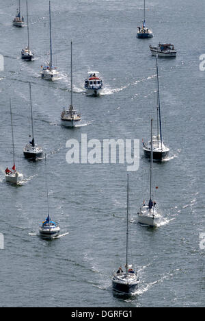 Barche a vela da diporto il traffico sul canale di Kiel, Schleswig-Holstein Foto Stock