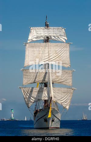 Completamente truccate brigantino a tre alberi, tradizionale vela windjammer arthemis con il faro friedrichsort nella distanza Foto Stock