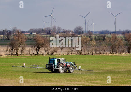 Agricoltura intensiva, agricoltore la spruzzatura di pesticidi, il Frisone Settentrionali marsh, nord friesland, SCHLESWIG-HOLSTEIN Foto Stock