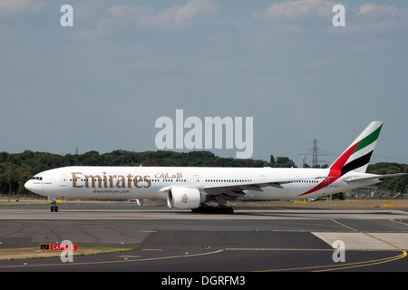 Emirates Airways Boeing 777 pronti per il decollo Foto Stock