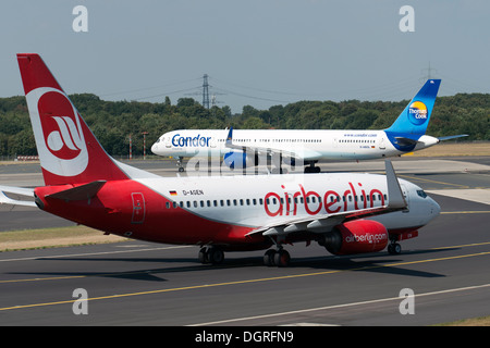 Air Berlin Boeing 737 e Condor Airways 757, l'aeroporto internazionale di Düsseldorf, Germania. Foto Stock
