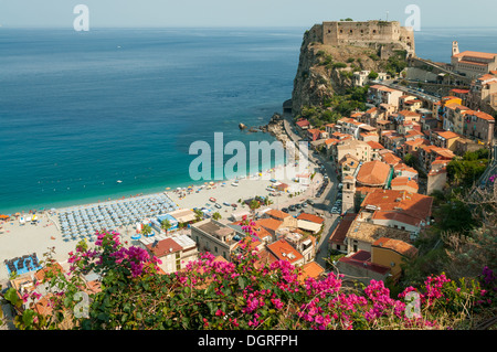 La spiaggia e il Castello Ruffo a Scilla, Calabria, Italia Foto Stock