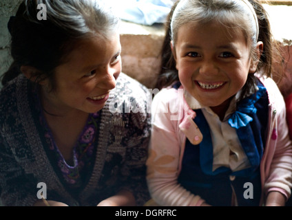 Maya bambini indigeni in Caserio Panuca, Solola, Guatemala. Foto Stock