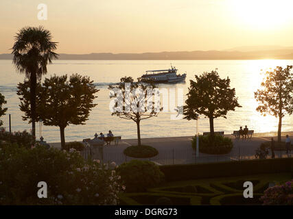 Passeggiata lungo lago sul lago di sera, retroilluminazione, Bardolino, Lago di Garda, Italia, Europa Foto Stock