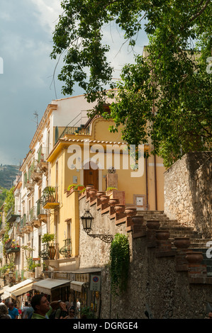 Strada a Taormina, Sicilia, Italia Foto Stock