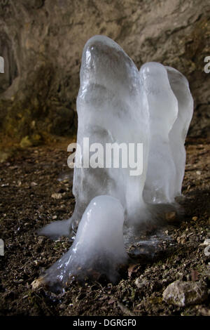 Il ghiaccio stalagmiti, Superiore Valle del Danubio, Sigmaringen distretto, Baden-Wuerttemberg Foto Stock