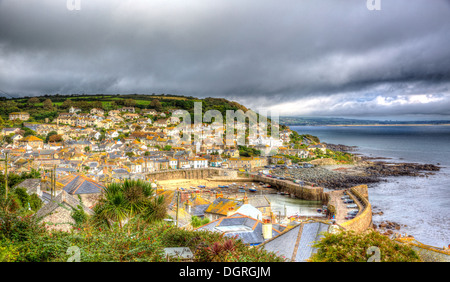 Mousehole villaggio di pescatori del porto e Cornwall Inghilterra UK delizioso Cornish Coast destinazione in HDR Foto Stock