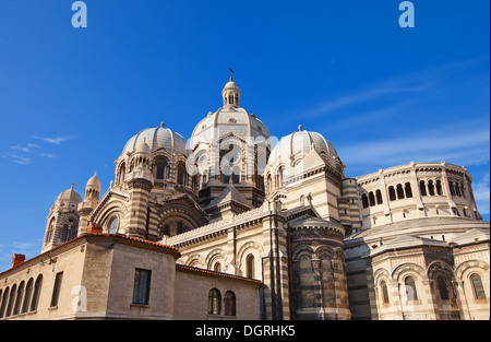 Vista posteriore della cattedrale di Marsiglia (Cathedrale Sainte-Marie-maggiore de Marseille, XIX secolo). Monumento nazionale della Francia Foto Stock