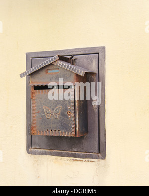 Vecchie e arrugginite mailbox sulla facciata della casa Foto Stock