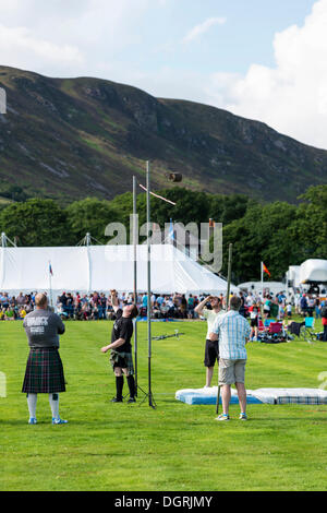 Peso sopra il bar, una disciplina sportiva, Helmsdale Giochi delle Highland, Helmsdale, Sutherland, Scotland, Regno Unito, Europa Foto Stock