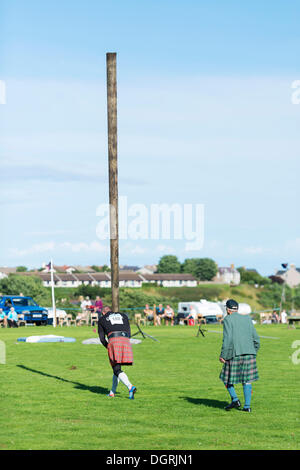 Caber toss, una disciplina sportiva che coinvolgono il salto di un grande polo di legno, Helmsdale Giochi delle Highland, Helmsdale, Sutherland Foto Stock