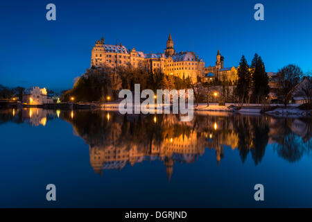 Schloss Sigmaringen Castle sul fiume Danubio al blue ora, Sigmaringen, Landkreis Sigmaringen, Baden-Württemberg, Germania Foto Stock