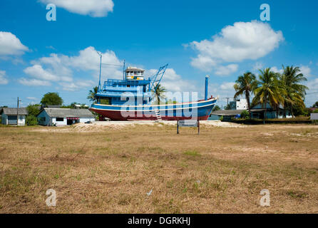 Barche da pesca lavato nel cuore del paese dallo Tsunami del 26 dicembre 2004, ora il Nam Khem Tsunami Memorial al di sopra Foto Stock