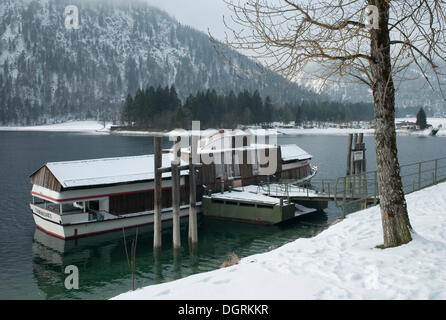 Imbarcati in barca, St.benedikt, su una coperta di neve dock, Lago Achensee, Austria, Europa Foto Stock