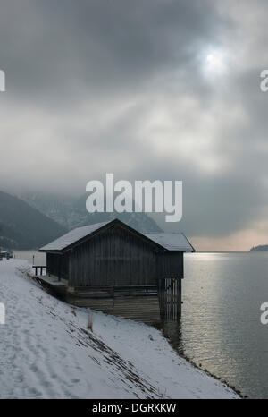 Casa in legno nel paesaggio innevato, Lago Achensee, Austria, Europa Foto Stock