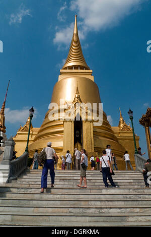 Il Wat Phra Kaew Tempio Phra Sri Rattana Chedi, Cloud Tower, Bangkok, Thailandia, Asia Foto Stock