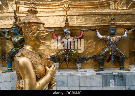 Golden Chedi supportato da venti scimmie e demoni, Wat Phra Kaew, il Grand Palace, Bangkok, Thailandia, Asia Foto Stock