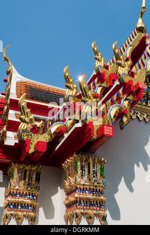 Chofah, letteralmente sky infiorescenza staminifera, tipici ornamenti architettonici sui tetti degli edifici buddista, Wat Phra Kaew Foto Stock