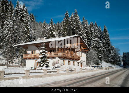 Casa indipendente sul bordo di una foresta, Ried, Tirolo, Austria, Europa Foto Stock