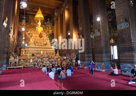 Persone in preghiera, altare con statua di Buddha nel Wat Po tempio Wat Phra Chetuphon, centro città, Phra Nakhon distretto, Krung Thep Foto Stock