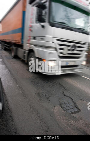 Il gelo, buche nel manto stradale, Germania Foto Stock