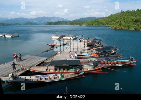 Longtail imbarcazioni al molo vicino a Khao Pang, Khao Sok National Park, man-made serbatoio, Chiao Lan Lago, Surat Thani, Thailandia Foto Stock