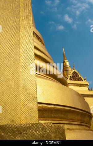 Il Wat Phra Kaeo Tempio Phra Sri Rattana Chedi, Cloud Tower, Bangkok, Thailandia, Asia Foto Stock
