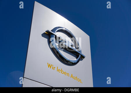 Digital Signage, logo di Adam Opel AG, Ruesselsheim, Hesse, PublicGround Foto Stock