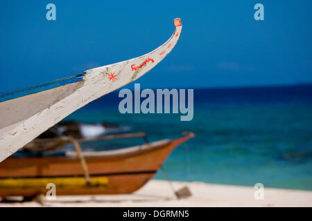 Banka, tradizionale Philippine outrigger barca, sulla spiaggia, Filippine, Asia Foto Stock