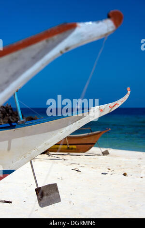 Banka, tradizionale Philippine outrigger barca su una spiaggia, Filippine, Asia Foto Stock