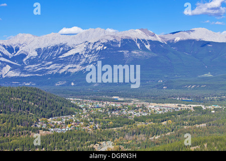 Guardando verso il basso sulla cittadina di Jasper Jasper National Park Canadian Rockies Alberta Canada Foto Stock