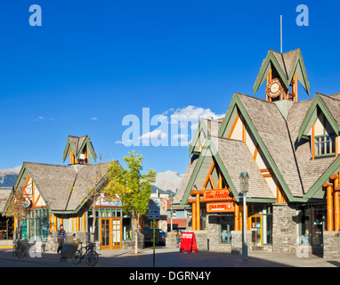 Negozio di avventura e Tim Hortons ristorante nella cittadina di Jasper centro del Parco Nazionale di Jasper Alberta Canada Foto Stock